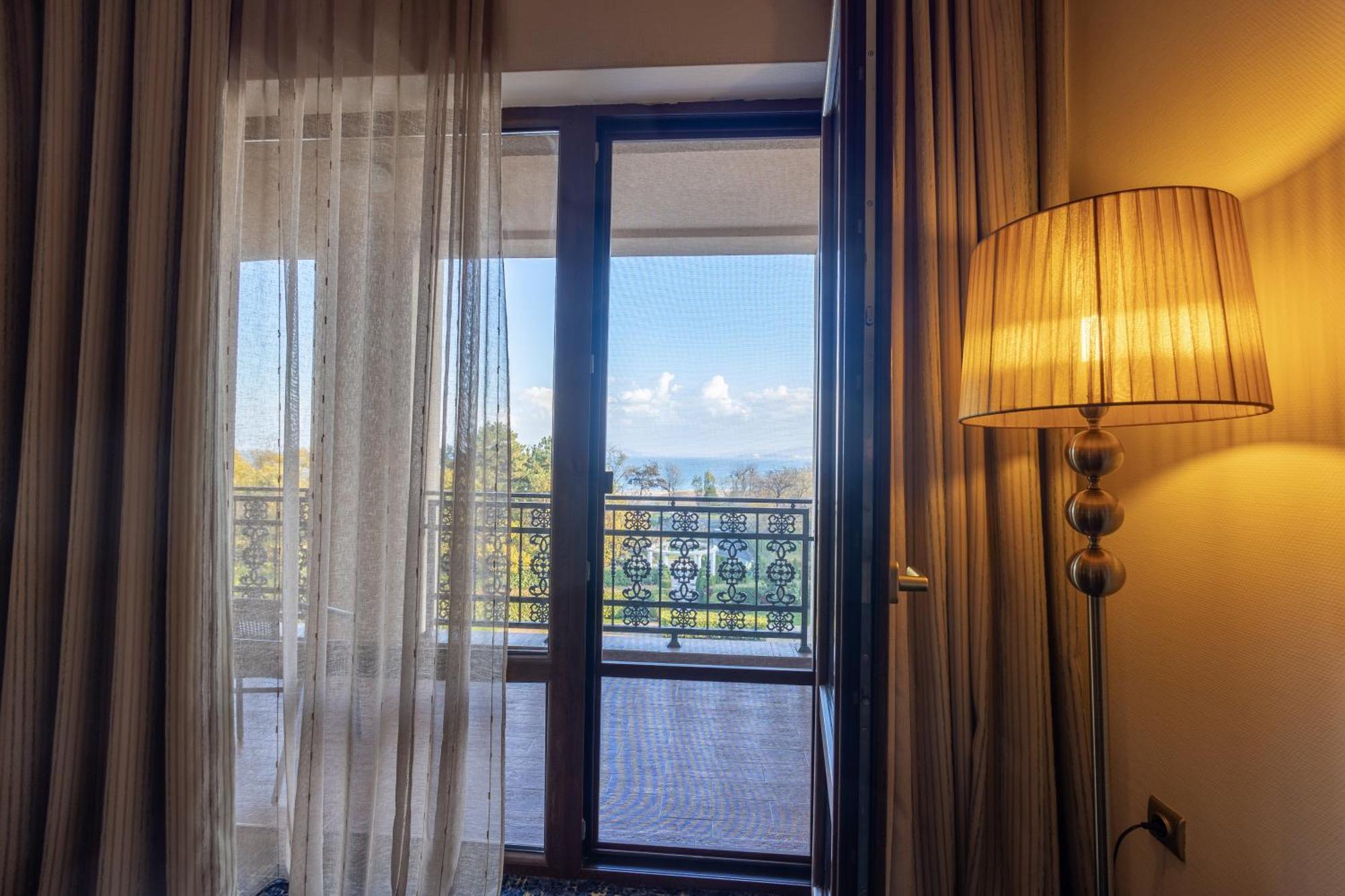 Primoretz Grand Hotel & Spa Burgas Exteriör bild A room at the hotel