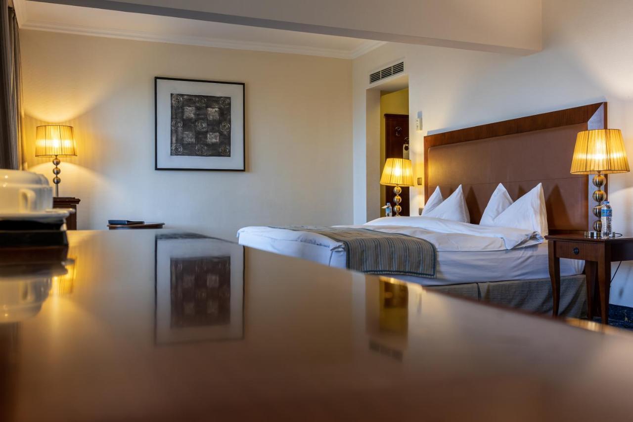 Primoretz Grand Hotel & Spa Burgas Exteriör bild A room at the hotel