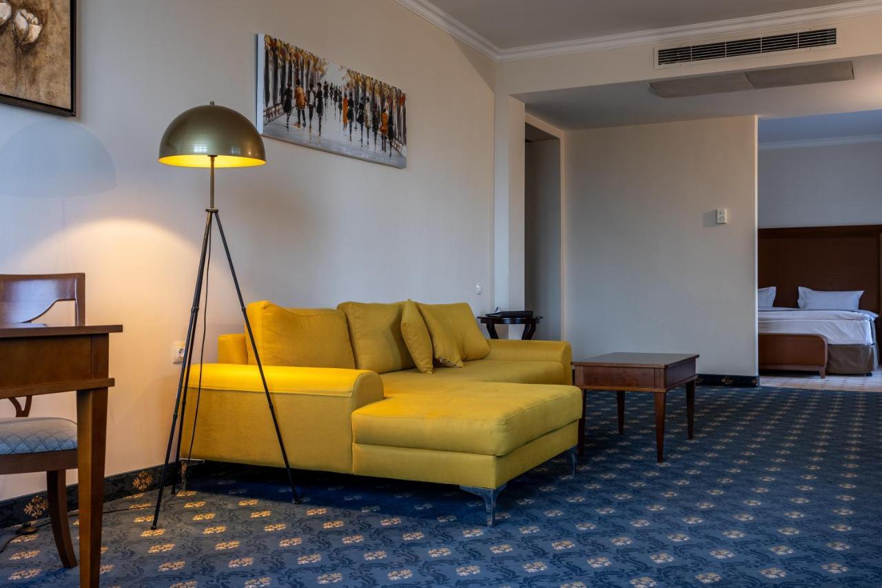 Primoretz Grand Hotel & Spa Burgas Exteriör bild A suite at the hotel