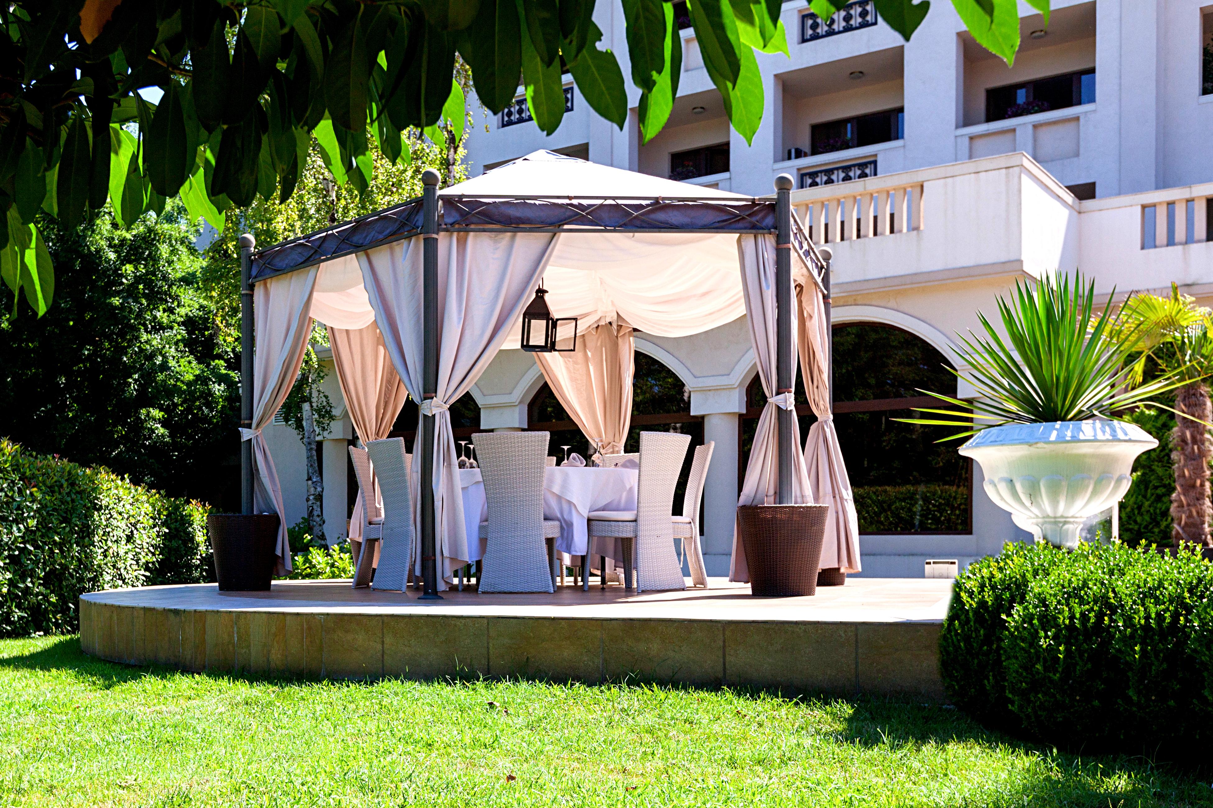 Primoretz Grand Hotel & Spa Burgas Exteriör bild Pergola in the garden of a hotel