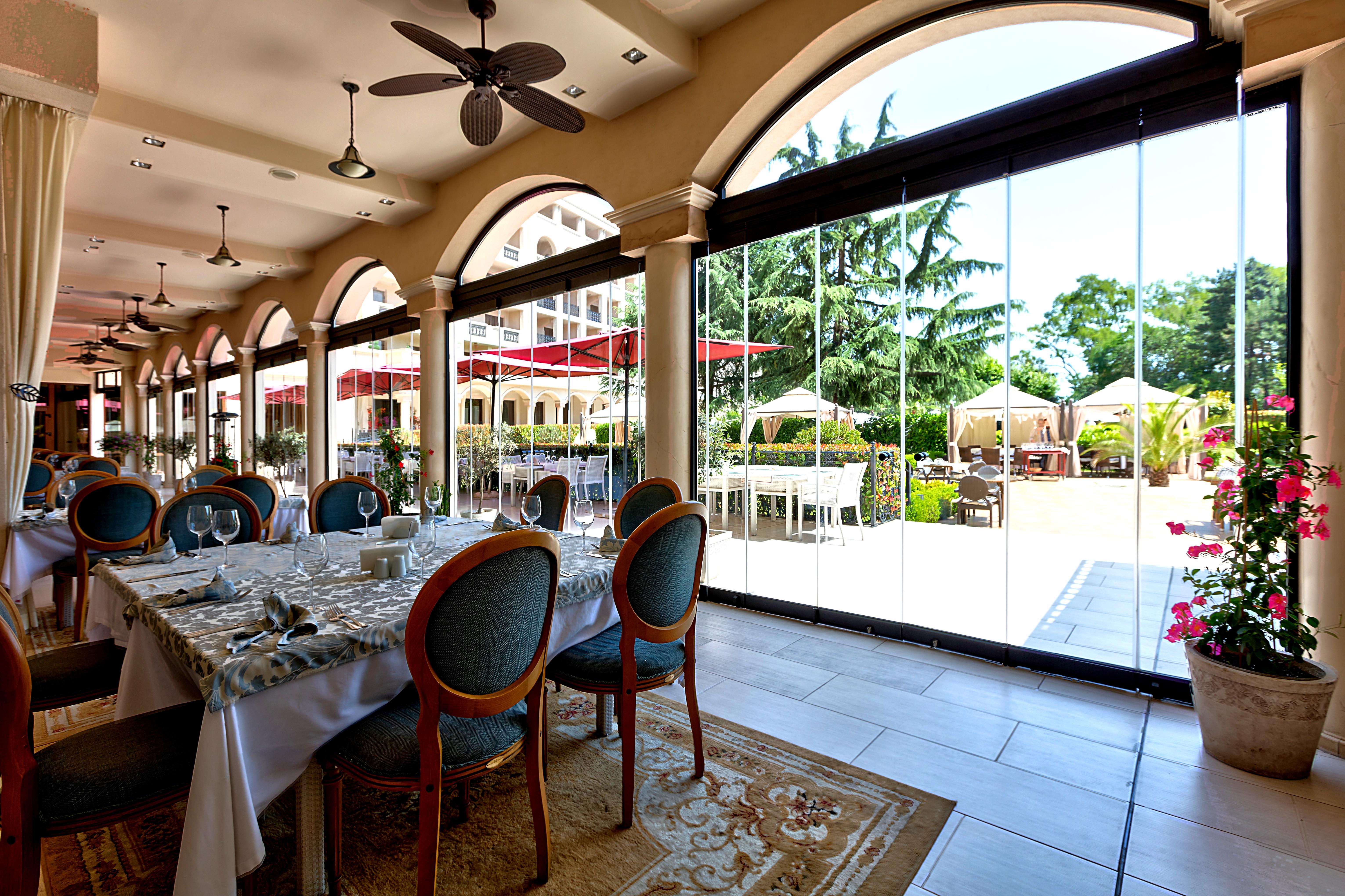 Primoretz Grand Hotel & Spa Burgas Exteriör bild The restaurant at the hotel