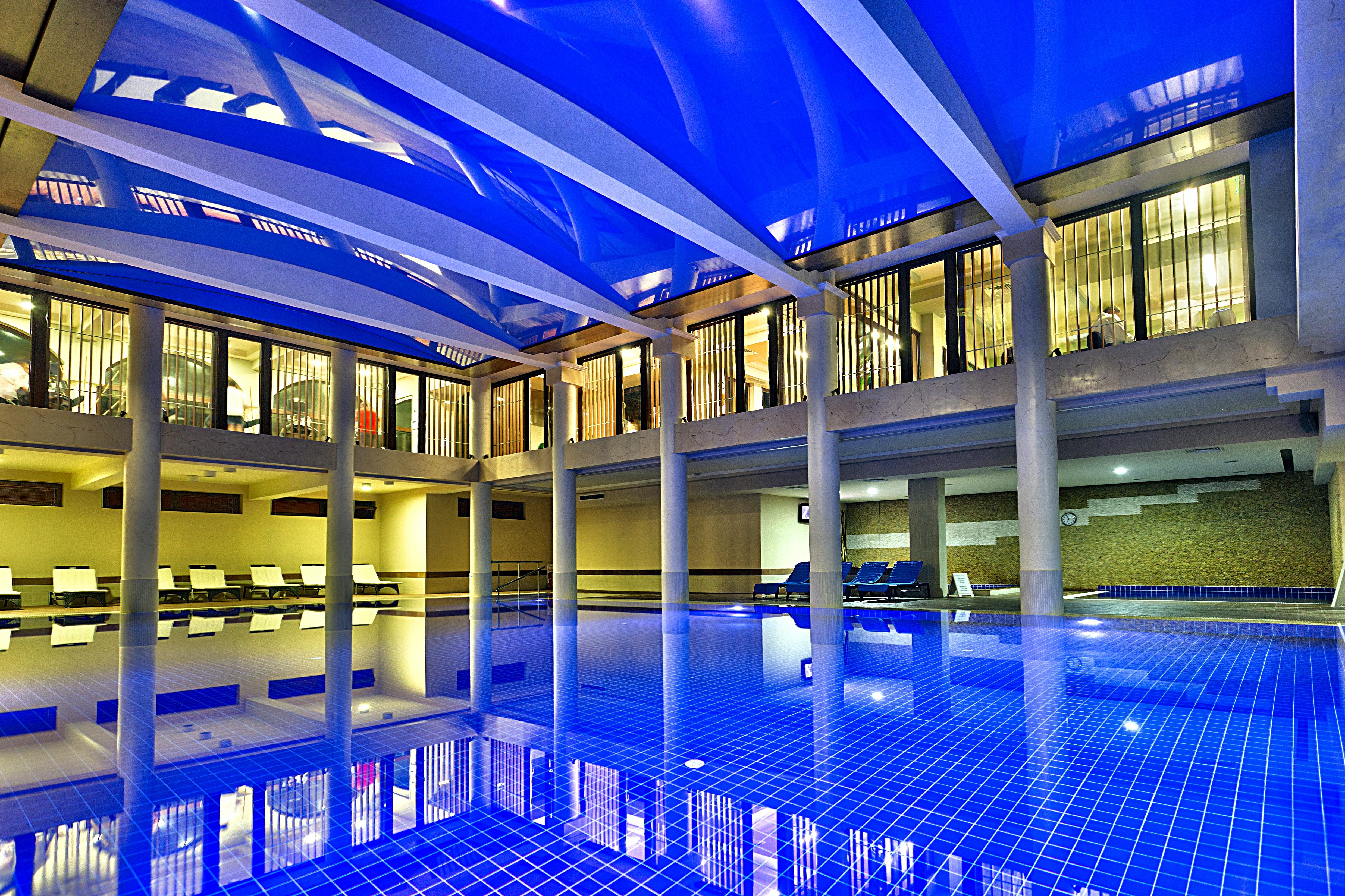 Primoretz Grand Hotel & Spa Burgas Exteriör bild The swimming pool at the Royal Commonwealth Pool