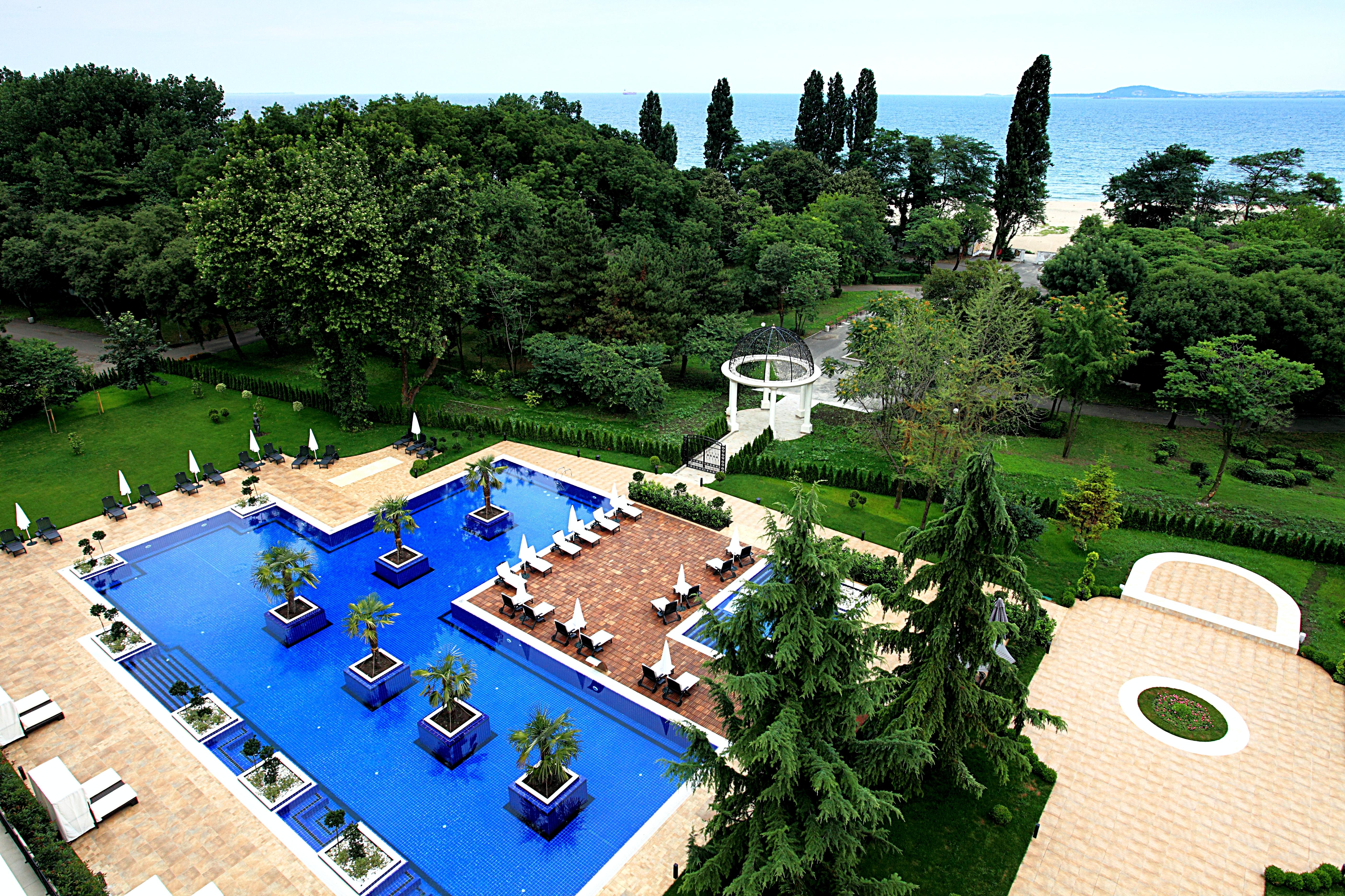 Primoretz Grand Hotel & Spa Burgas Exteriör bild The swimming pool at the hotel